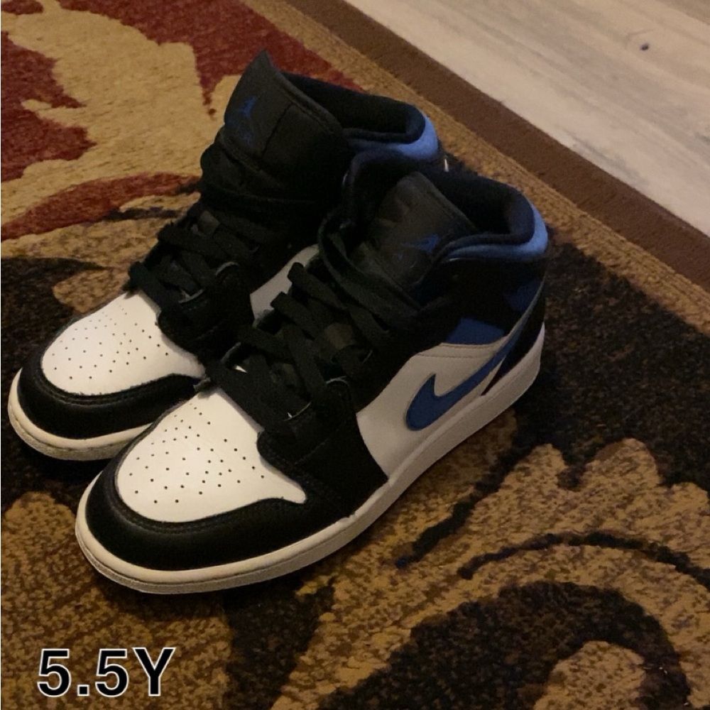 Jordan 1 Mid
White Black Racer Blue